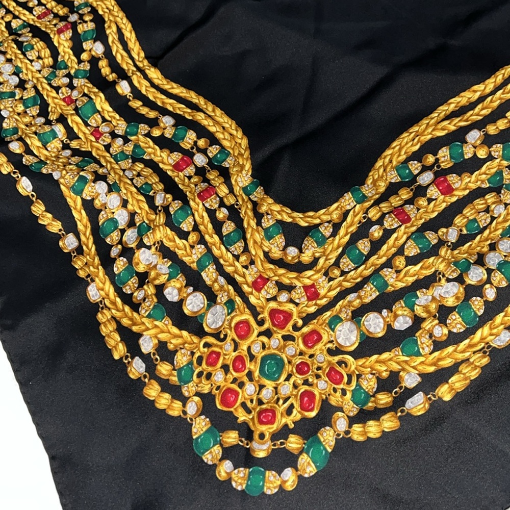 Beautiful Jewel Motif Silk Scart, Chanel. - Picture 3 of 9